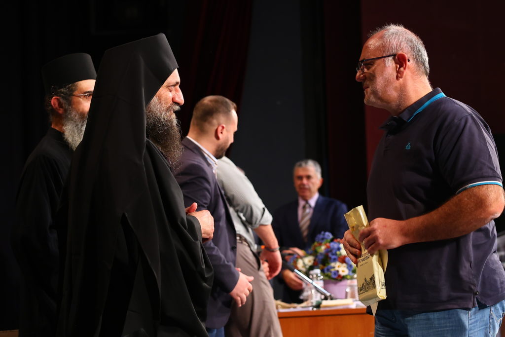 Η Μονή Βατοπεδίου βράβευσαν πολύτεκνες οικογένειες και φοιτητές στα Γιαννιτσά - μια φωτογραφία 6