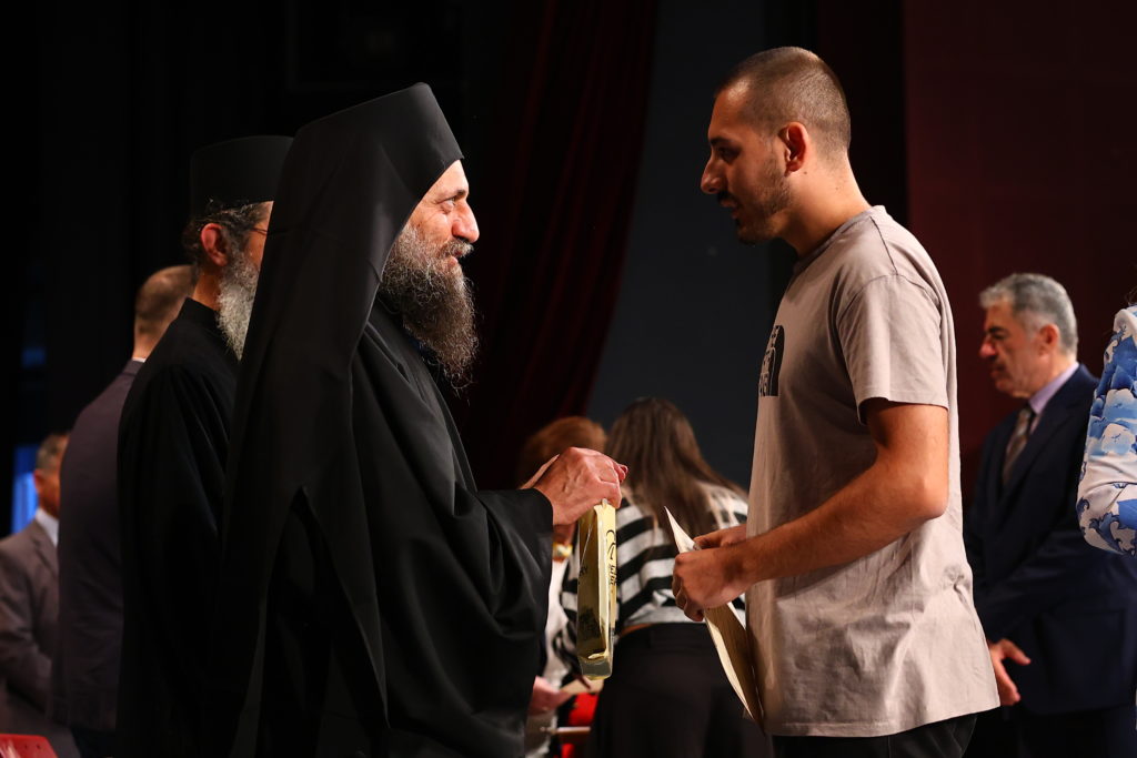 Η Μονή Βατοπεδίου βράβευσαν πολύτεκνες οικογένειες και φοιτητές στα Γιαννιτσά - μια φωτογραφία 7