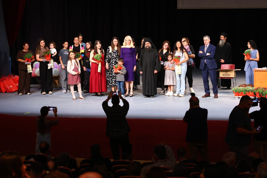 Η Μονή Βατοπεδίου βράβευσαν πολύτεκνες οικογένειες και φοιτητές στα Γιαννιτσά - μια φωτογραφία 11