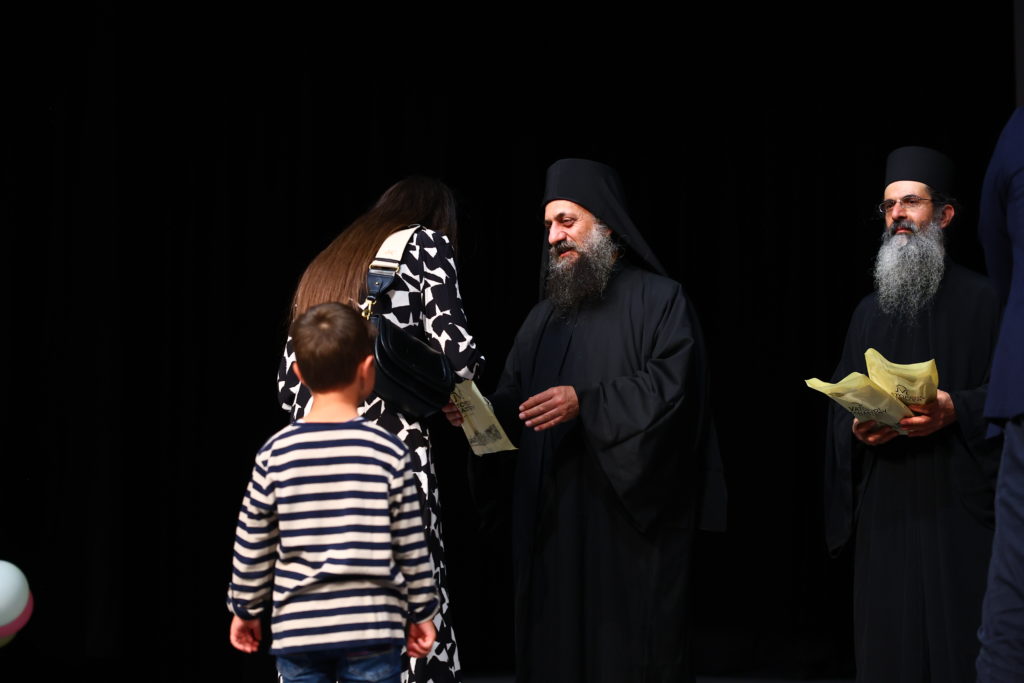 Η Μονή Βατοπεδίου βράβευσαν πολύτεκνες οικογένειες και φοιτητές στα Γιαννιτσά - μια φωτογραφία 13