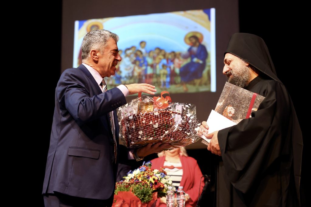 Η Μονή Βατοπεδίου βράβευσαν πολύτεκνες οικογένειες και φοιτητές στα Γιαννιτσά - μια φωτογραφία 14
