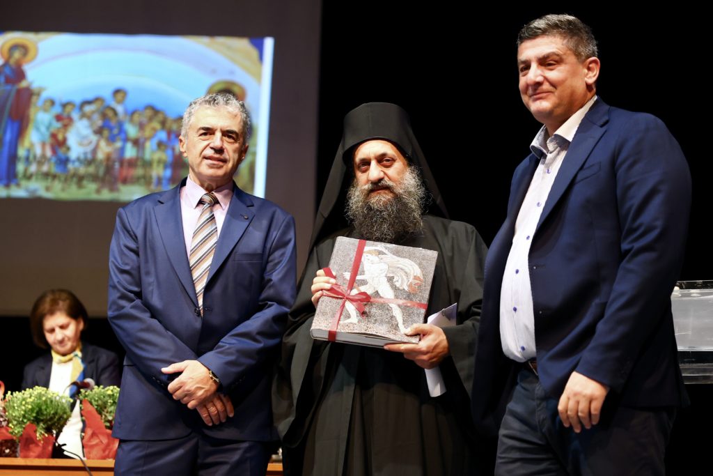 Η Μονή Βατοπεδίου βράβευσαν πολύτεκνες οικογένειες και φοιτητές στα Γιαννιτσά - μια φωτογραφία 15