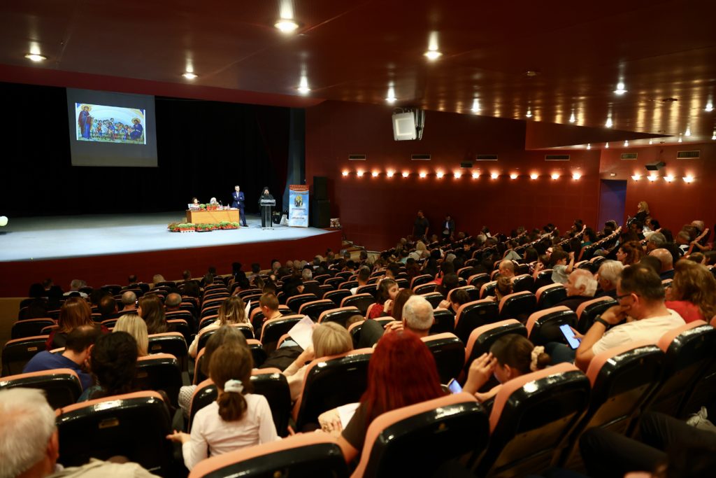 Η Μονή Βατοπεδίου βράβευσαν πολύτεκνες οικογένειες και φοιτητές στα Γιαννιτσά - μια φωτογραφία 16