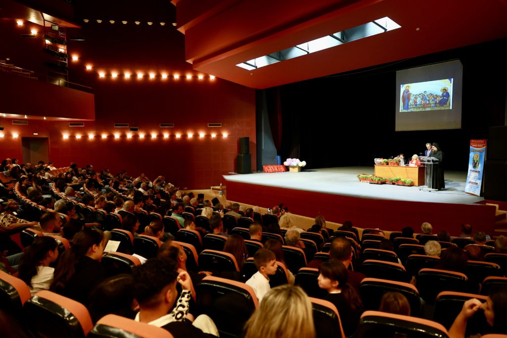 Η Μονή Βατοπεδίου βράβευσαν πολύτεκνες οικογένειες και φοιτητές στα Γιαννιτσά - μια φωτογραφία 17