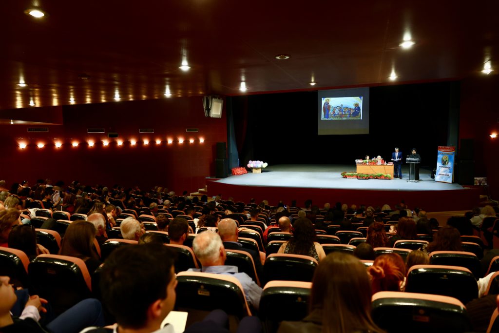 Η Μονή Βατοπεδίου βράβευσαν πολύτεκνες οικογένειες και φοιτητές στα Γιαννιτσά - μια φωτογραφία 18