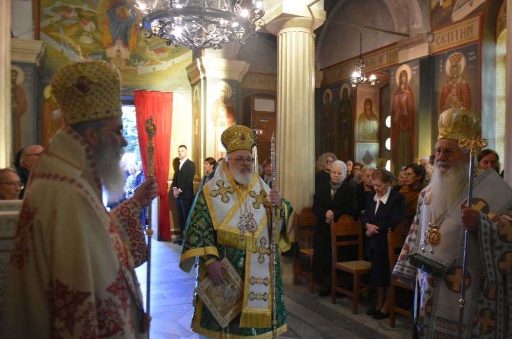 Πολυαρχιερατικό συλλείτουργο τελέστηκε στον τάφο του Αποστόλου Λουκά στη Θήβα - μια φωτογραφία 1