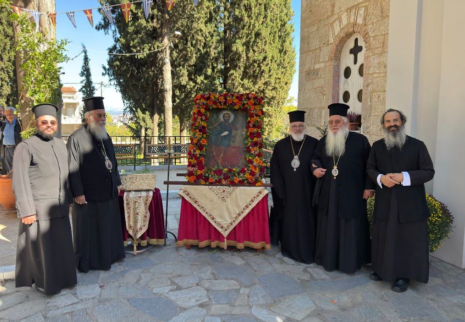 Πολυαρχιερατικό συλλείτουργο τελέστηκε στον τάφο του Αποστόλου Λουκά στη Θήβα - μια φωτογραφία 2