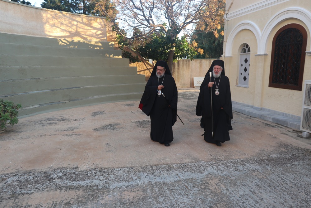 Δισαρχιερατική Θεία Λειτουργία στη Σύρο για τον Εφέσου Χρυσόστομο - μια φωτογραφία 1