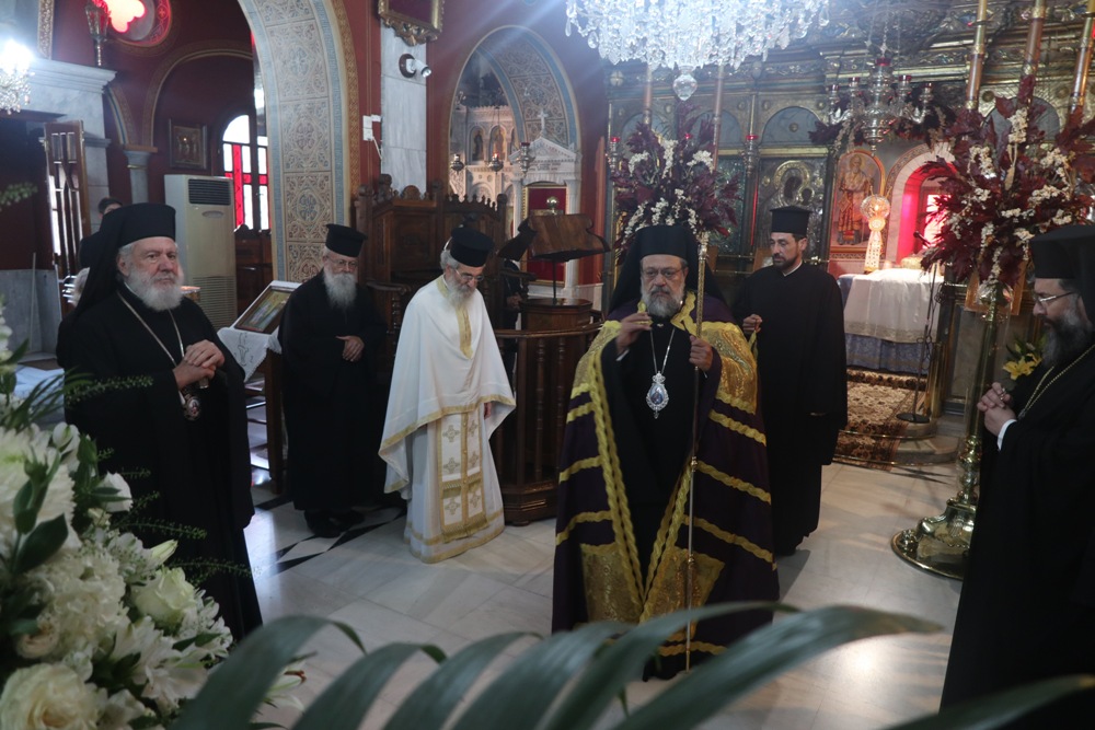 Δισαρχιερατική Θεία Λειτουργία στη Σύρο για τον Εφέσου Χρυσόστομο - μια φωτογραφία 2