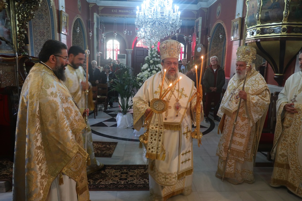 Δισαρχιερατική Θεία Λειτουργία στη Σύρο για τον Εφέσου Χρυσόστομο - μια φωτογραφία 6