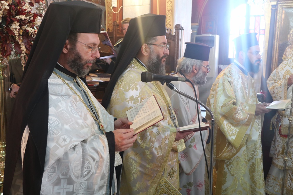 Δισαρχιερατική Θεία Λειτουργία στη Σύρο για τον Εφέσου Χρυσόστομο - μια φωτογραφία 12