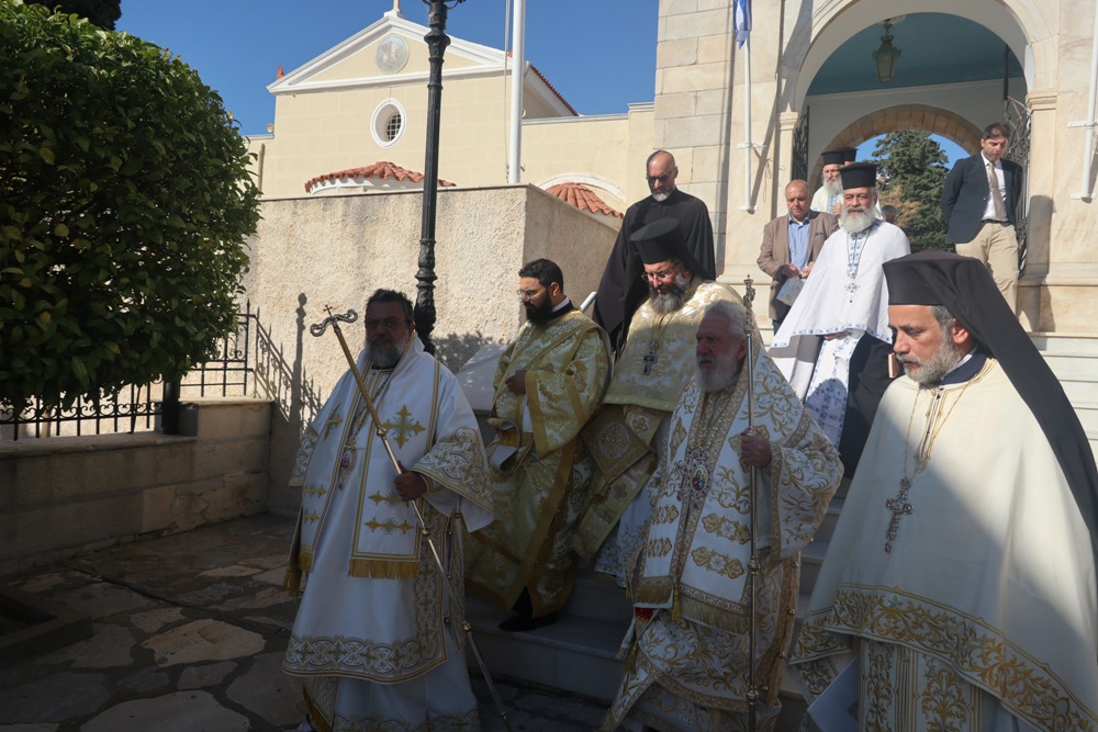 Δισαρχιερατική Θεία Λειτουργία στη Σύρο για τον Εφέσου Χρυσόστομο - μια φωτογραφία 15
