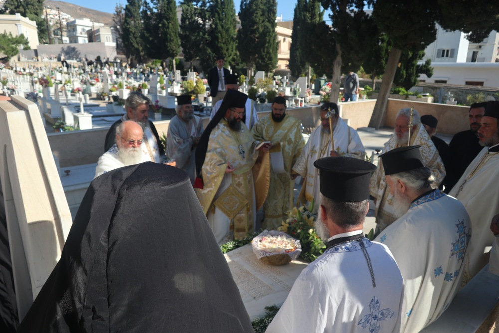 Δισαρχιερατική Θεία Λειτουργία στη Σύρο για τον Εφέσου Χρυσόστομο - μια φωτογραφία 17