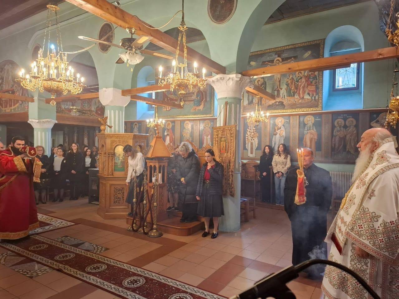 Ο Μητροπολίτης Αργυροκάστρου Ναθαναήλ λειτούργησε στη Δερβιτσάνη Δρόπολης - μια φωτογραφία 1