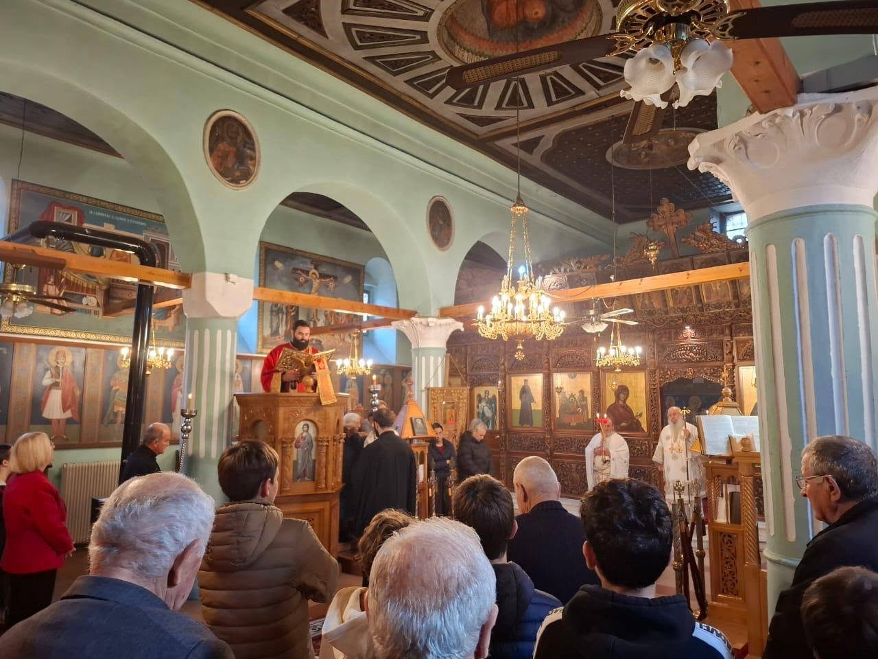 Ο Μητροπολίτης Αργυροκάστρου Ναθαναήλ λειτούργησε στη Δερβιτσάνη Δρόπολης - μια φωτογραφία 3